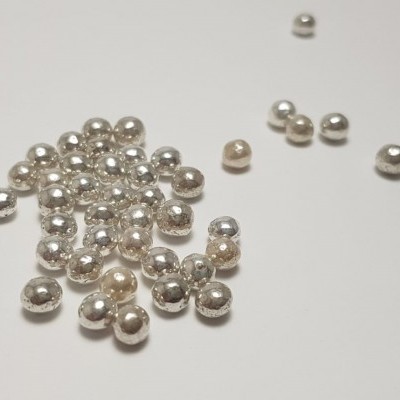 Contas redondas prateadas brilhantes sobre fundo branco