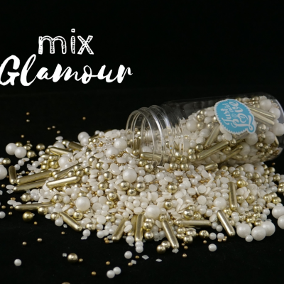 Mix de pérolas e contas douradas em frasco transparente inclinado sobre fundo preto