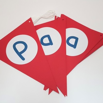 Bandeirolas de papel vermelho com letras P e a em círculo branco, unidas por cordão branco