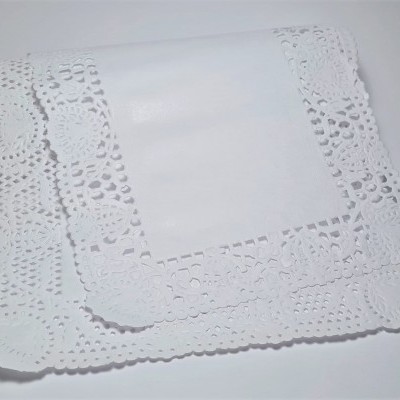 Guardanapos de papel brancos com padrão recortado