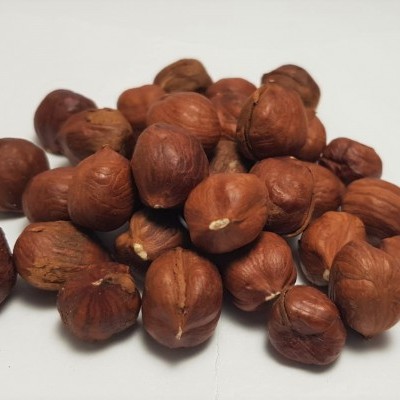 amêndoas secas naturais com casca marrom sobre fundo branco