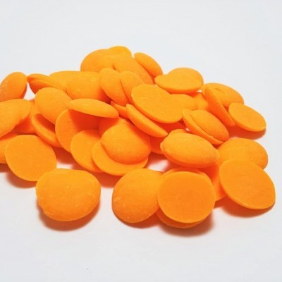 Peças redondas laranja sobre fundo branco