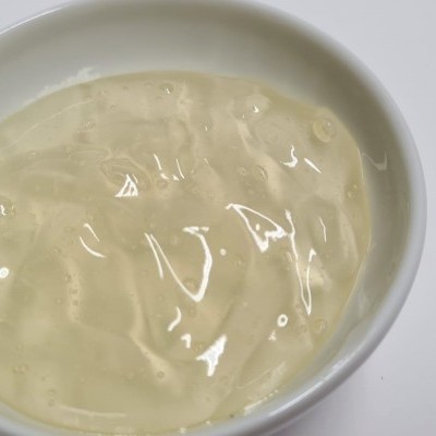 Recipiente branco com gel transparente