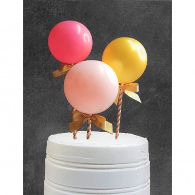 Bolo branco simples com balões rosa, vermelho e amarelo no topo