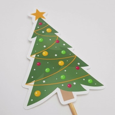 Decoração de árvore de Natal em papel com bola coloridas.