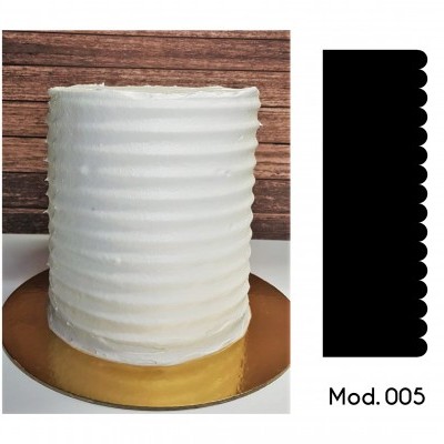 Bolo branco texturizado sobre base dourada com fundo de madeira e texto Mod. 005