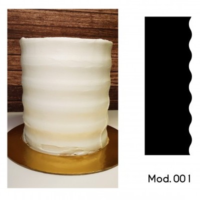 Bolo branco com acabamento ondulado e base dourada