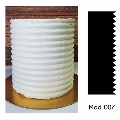 Bolo branco cilíndrico com textura estriada e base dourada