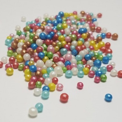 Várias pequenas contas redondas coloridas sobre fundo branco