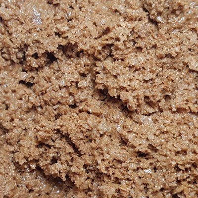 Massa granulada castanha clara úmida