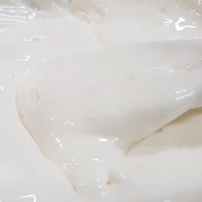 Textura cremosa branca com uma espátula