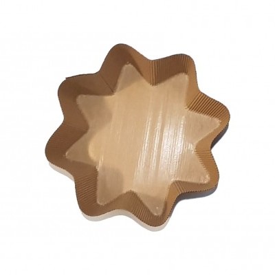 Forma para bolo em papel castanho em formato de estrela com bordas onduladas
