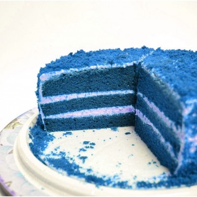 Bolo azul redondo com camadas interiores e cobertura azul