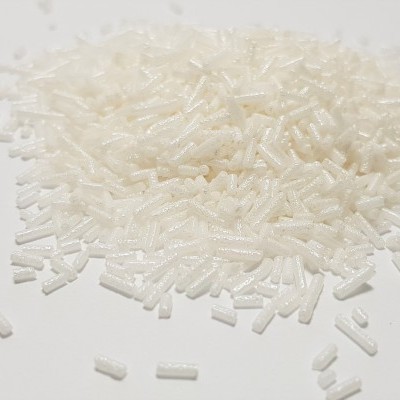 Granulado plástico branco transparente sobre superfície branca