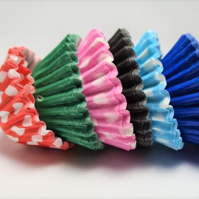 Formas para bolos coloridas de papel com diversos padrões alinhadas