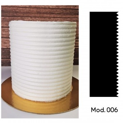 Bolo branco cilíndrico com textura riscada