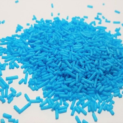 Pellets plásticos azuis sobre fundo branco