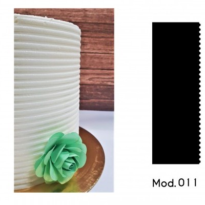 Bolo branco com textura riscada e flor verde artificial na base