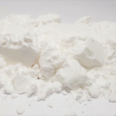 Polvo branco fino e granuloso em superfície branca