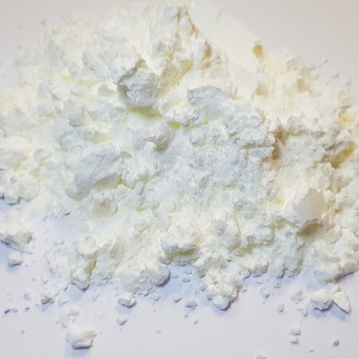 Pó branco fino em aglomerados sobre superfície branca