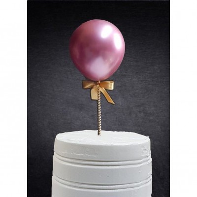 Bolo branco decorado com balão rosa perolado e laço dourado