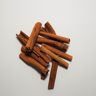 Paus de canela castanhos sobre fundo branco