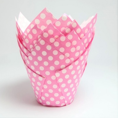Papel para cupcake cor-de-rosa com bolinhas brancas em formato tulipa