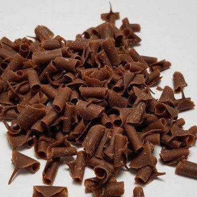 Lasca de chocolate castanho sobre fundo branco