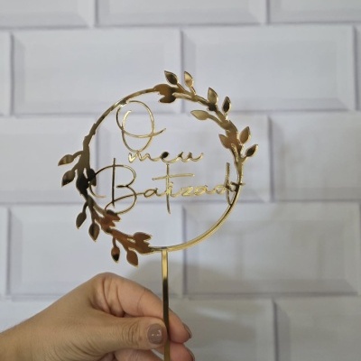 Acessório decorativo dourado com texto O meu Batizado
