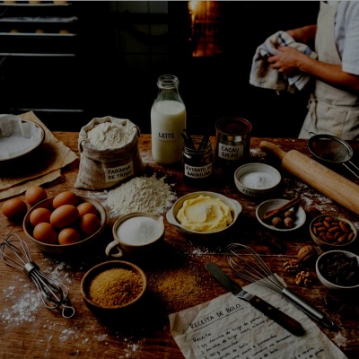 Ingredientes e utensílios para fazer bolo sobre mesa de madeira