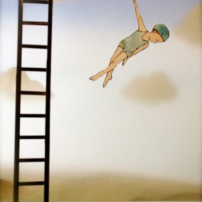 Arte de criança a saltar ao lado de escada preta com céu desfocado ao fundo