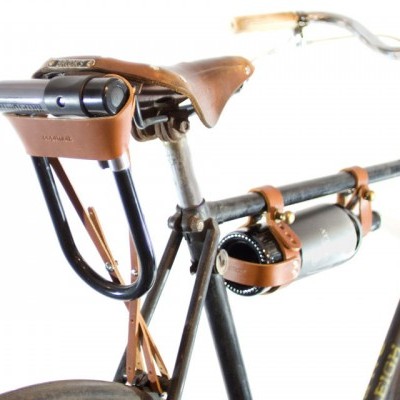 Bicicleta antiga com banco de couro castanho e peças metálicas pretas