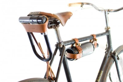 Bicicleta antiga com banco de couro castanho e peças metálicas pretas