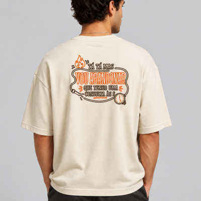 T-shirt bege com texto e gráficos laranja e preto nas costas