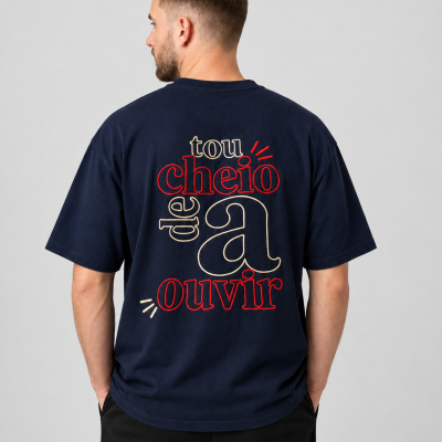 Homem visto de costas a usar uma t-shirt azul escura com texto bordado nas costas
