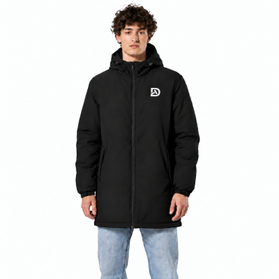 Homem com casaco acolchoado preto com capuz e logo branco no peito