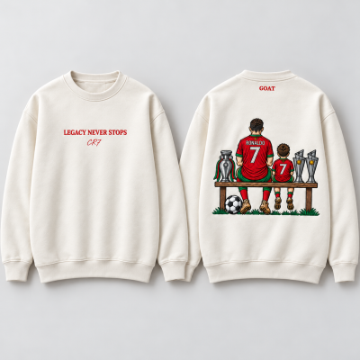 Sweatshirt creme com texto e ilustração de Ronaldo e troféus