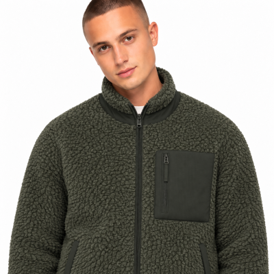 Casaco masculino verde escuro texturizado com bolso no peito e fecho de correr central
