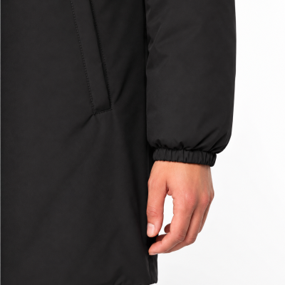 Casaco preto com punho elástico e bolso, mão masculina ao lado.