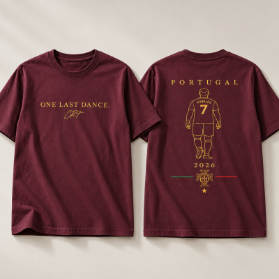 Camiseta vinho com texto e ilustração amarela de Ronaldo e Portugal
