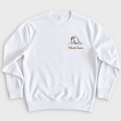 Sweatshirt branca com ilustração e texto no peito