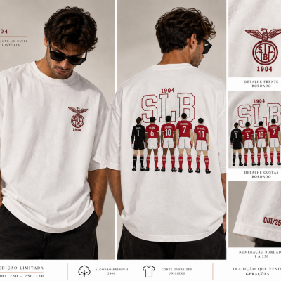 T-shirt branca com bordados vermelhos do SLB 1904 e ilustração de jogadores nas costas, versão oversize.