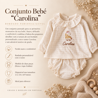 Conjunto bebé branco com bordado girafa e nome Carolina sobre fundo bege com flores e brinquedo de madeira