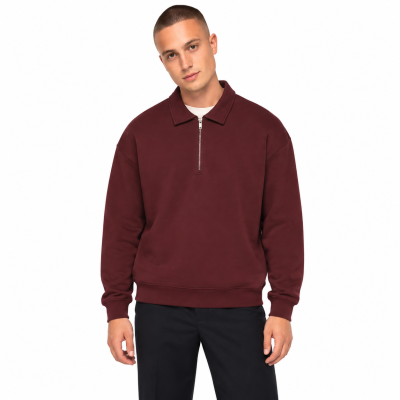 Homem com sweat vinho de meia zíper, camisa branca por baixo e calças pretas em fundo branco.