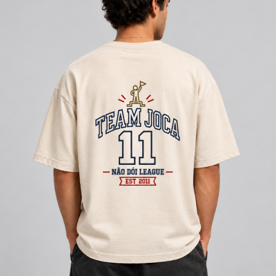 T-shirt bege com estampa TEAM JOCA 11 NÃO DÓI LEAGUE EST 2011 nas costas