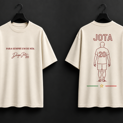 Camisola bege de algodão com texto e ilustração relacionadas com Diogo Jota e número 20.