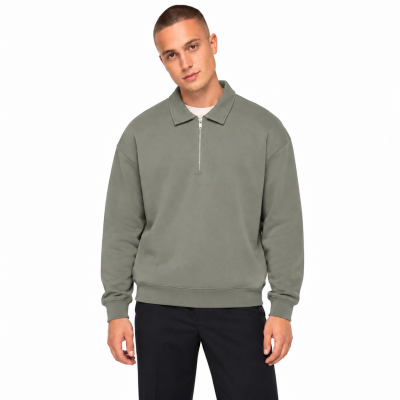 Camisola verde oliva com fecho de correr e gola de camisa.