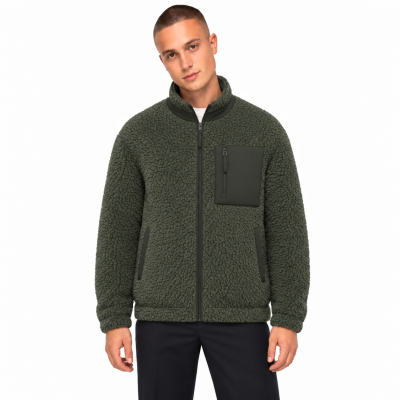 Casaco verde sherpa com bolso no peito e fecho de correr frontal
