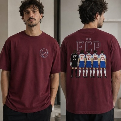 T-shirt bordô com estampado frontal de bola e costas com jogadores de futebol e texto 1893 FCP.