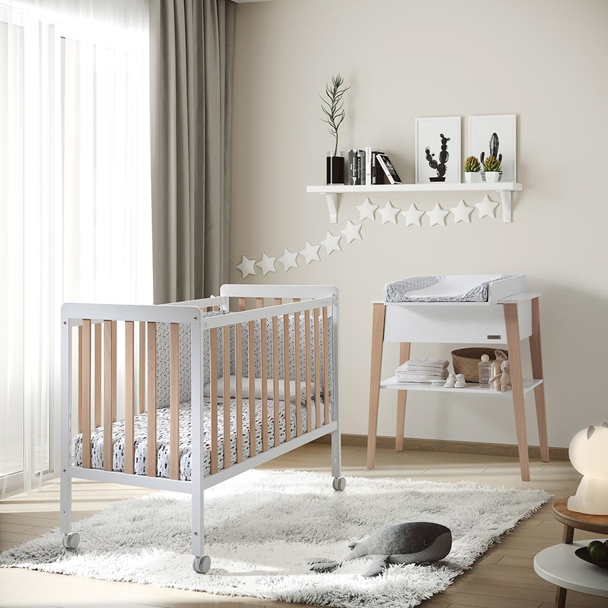 Cama de grades 120 x 60 cm Micuna Nordika cot bed Quarto de bebé moderno com berço branco e castanho claro, criado-mudo para fraldas, prateleira decorativa e tapete felpudo